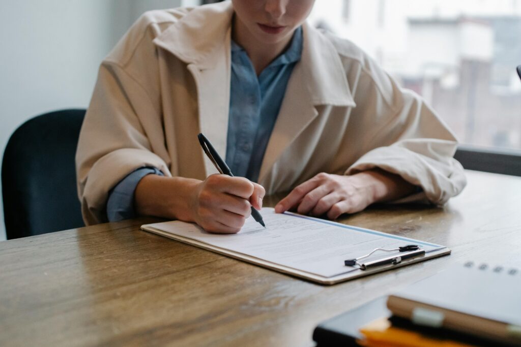 writing down financial goals for herself