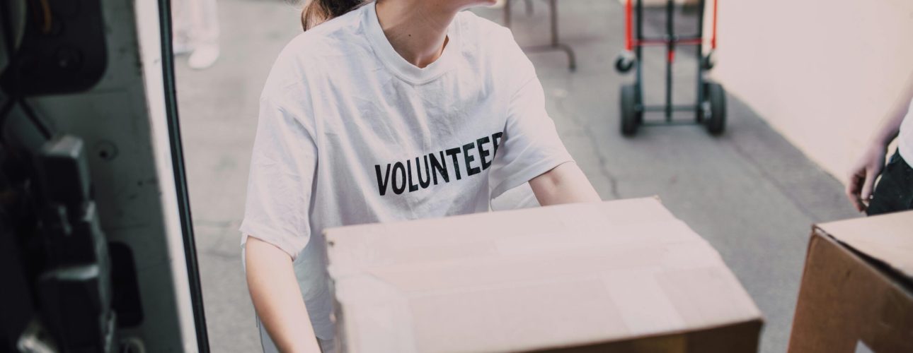 a woman volunteering to make a difference
