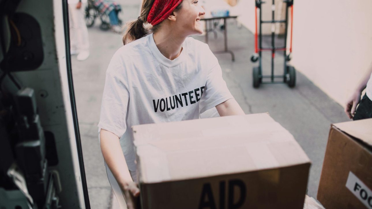 a woman volunteering to make a difference